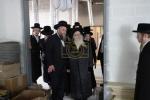 כ"ק אדמו"ר מצאנז קלויזענבורג שליט"א באזוכט ביי בוי ארבעט פון די נייע גיגאנטישע בנין התלמוד תורה צאנז קלויזענבורג אין קרית צאנז לעיקוואד 