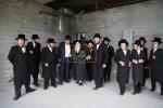 כ"ק אדמו"ר מצאנז קלויזענבורג שליט"א באזוכט ביי בוי ארבעט פון די נייע גיגאנטישע בנין התלמוד תורה צאנז קלויזענבורג אין קרית צאנז לעיקוואד 