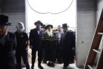 כ"ק אדמו"ר מצאנז קלויזענבורג שליט"א באזוכט ביי בוי ארבעט פון די נייע גיגאנטישע בנין התלמוד תורה צאנז קלויזענבורג אין קרית צאנז לעיקוואד 