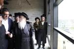 כ"ק אדמו"ר מצאנז קלויזענבורג שליט"א באזוכט ביי בוי ארבעט פון די נייע גיגאנטישע בנין התלמוד תורה צאנז קלויזענבורג אין קרית צאנז לעיקוואד 