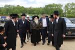כ"ק אדמו"ר מצאנז קלויזענבורג שליט"א באזוכט ביי בוי ארבעט פון די נייע גיגאנטישע בנין התלמוד תורה צאנז קלויזענבורג אין קרית צאנז לעיקוואד 