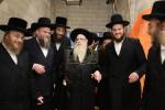 כ"ק אדמו"ר מצאנז קלויזענבורג שליט"א באזוכט ביי בוי ארבעט פון די נייע גיגאנטישע בנין התלמוד תורה צאנז קלויזענבורג אין קרית צאנז לעיקוואד 