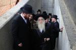 כ"ק אדמו"ר מצאנז קלויזענבורג שליט"א באזוכט ביי בוי ארבעט פון די נייע גיגאנטישע בנין התלמוד תורה צאנז קלויזענבורג אין קרית צאנז לעיקוואד 