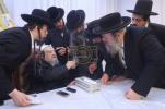 חלוקת עזר נישואין במעון קדשו פון הרה"ק רבי יעקב מאיר שעכטער שליט"א בהשתתפות חבר הביד"צ הגאון הגדול ר' שלמה יהודה הירש שליט"א פאר בחורים וואס שטעלן זיך נישט אין מיליטער 