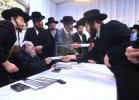 חלוקת עזר נישואין במעון קדשו פון הרה"ק רבי יעקב מאיר שעכטער שליט"א בהשתתפות חבר הביד"צ הגאון הגדול ר' שלמה יהודה הירש שליט"א פאר בחורים וואס שטעלן זיך נישט אין מיליטער 