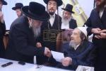 חלוקת עזר נישואין לגבורי חיל שאינם מתייצבים כלל לצבא השמד במעון קדשו פון הרה"ק רבי יעקב מאיר שעכטער שליט"א בהשתתפות חבר הביד"צ הגאון הגדול ר' שלמה יהודה הירש שליט"א 