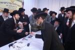 חלוקת עזר נישואין במעון קדשו פון הרה"ק רבי יעקב מאיר שעכטער שליט"א בהשתתפות חבר הביד"צ הגאון הגדול ר' שלמה יהודה הירש שליט"א פאר בחורים וואס שטעלן זיך נישט אין מיליטער 