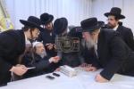 חלוקת עזר נישואין במעון קדשו פון הרה"ק רבי יעקב מאיר שעכטער שליט"א בהשתתפות חבר הביד"צ הגאון הגדול ר' שלמה יהודה הירש שליט"א פאר בחורים וואס שטעלן זיך נישט אין מיליטער 