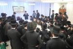 חלוקת עזר נישואין במעון קדשו פון הרה"ק רבי יעקב מאיר שעכטער שליט"א בהשתתפות חבר הביד"צ הגאון הגדול ר' שלמה יהודה הירש שליט"א פאר בחורים וואס שטעלן זיך נישט אין מיליטער 