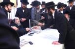 חלוקת עזר נישואין במעון קדשו פון הרה"ק רבי יעקב מאיר שעכטער שליט"א בהשתתפות חבר הביד"צ הגאון הגדול ר' שלמה יהודה הירש שליט"א פאר בחורים וואס שטעלן זיך נישט אין מיליטער 