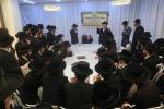 חלוקת עזר נישואין במעון קדשו פון הרה"ק רבי יעקב מאיר שעכטער שליט"א בהשתתפות חבר הביד"צ הגאון הגדול ר' שלמה יהודה הירש שליט"א פאר בחורים וואס שטעלן זיך נישט אין מיליטער 
