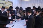חלוקת עזר נישואין במעון קדשו פון הרה"ק רבי יעקב מאיר שעכטער שליט"א בהשתתפות חבר הביד"צ הגאון הגדול ר' שלמה יהודה הירש שליט"א פאר בחורים וואס שטעלן זיך נישט אין מיליטער 