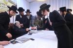 חלוקת עזר נישואין במעון קדשו פון הרה"ק רבי יעקב מאיר שעכטער שליט"א בהשתתפות חבר הביד"צ הגאון הגדול ר' שלמה יהודה הירש שליט"א פאר בחורים וואס שטעלן זיך נישט אין מיליטער 