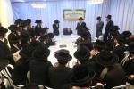 חלוקת עזר נישואין במעון קדשו פון הרה"ק רבי יעקב מאיר שעכטער שליט"א בהשתתפות חבר הביד"צ הגאון הגדול ר' שלמה יהודה הירש שליט"א פאר בחורים וואס שטעלן זיך נישט אין מיליטער 
