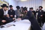 חלוקת עזר נישואין במעון קדשו פון הרה"ק רבי יעקב מאיר שעכטער שליט"א בהשתתפות חבר הביד"צ הגאון הגדול ר' שלמה יהודה הירש שליט"א פאר בחורים וואס שטעלן זיך נישט אין מיליטער 