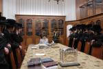 א קבוצה בחורים תלמידי ישיבה גדולה באבוב 45 פון ב"פ בקודש פנימה ביי כ"ק אדמו"ר מסאטמאר שליט"א נאכן וויילן אויף שבת בצל הקודש