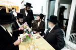 עלעגאנטע מסיבה לטובת המוסדות בקרית יטב לב אין שטוב פון הרה"ח ר' אבא גרינהוט אין בלומינגראוו בהשתתפות הגה"צ אב"ד קרית יטב לב שליט"א