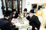 עלעגאנטע מסיבה לטובת המוסדות בקרית יטב לב אין שטוב פון הרה"ח ר' אבא גרינהוט אין בלומינגראוו בהשתתפות הגה"צ אב"ד קרית יטב לב שליט"א