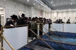 כ"ק אדמו"ר מסאטמאר שליט"א בײ קביעת מזוזה ומסיבת לחיים אין ביהמ"ד זוועהיל אין מאנסי בנשיאות כ"ק אדמו"ר מזוועהיל מאנסי שליט"א.