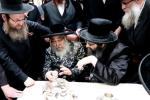 כ"ק אדמו"ר מסאטמאר שליט"א בײ קביעת מזוזה ומסיבת לחיים אין ביהמ"ד זוועהיל אין מאנסי בנשיאות כ"ק אדמו"ר מזוועהיל מאנסי שליט"א.