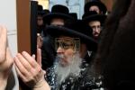 כ"ק אדמו"ר מסאטמאר שליט"א בײ קביעת מזוזה ומסיבת לחיים אין ביהמ"ד זוועהיל אין מאנסי בנשיאות כ"ק אדמו"ר מזוועהיל מאנסי שליט"א.