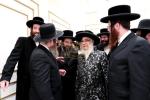 כ"ק אדמו"ר מסאטמאר שליט"א בײ קביעת מזוזה ומסיבת לחיים אין ביהמ"ד זוועהיל אין מאנסי בנשיאות כ"ק אדמו"ר מזוועהיל מאנסי שליט"א.