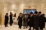 כ"ק אדמו"ר מסאטמאר שליט"א בײ קביעת מזוזה ומסיבת לחיים אין ביהמ"ד זוועהיל אין מאנסי בנשיאות כ"ק אדמו"ר מזוועהיל מאנסי שליט"א.