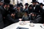 כ"ק אדמו"ר מסאטמאר שליט"א בײ קביעת מזוזה ומסיבת לחיים אין ביהמ"ד זוועהיל אין מאנסי בנשיאות כ"ק אדמו"ר מזוועהיל מאנסי שליט"א.