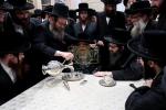 כ"ק אדמו"ר מסאטמאר שליט"א בײ קביעת מזוזה ומסיבת לחיים אין ביהמ"ד זוועהיל אין מאנסי בנשיאות כ"ק אדמו"ר מזוועהיל מאנסי שליט"א.