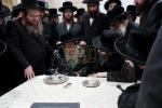 כ"ק אדמו"ר מסאטמאר שליט"א בײ קביעת מזוזה ומסיבת לחיים אין ביהמ"ד זוועהיל אין מאנסי בנשיאות כ"ק אדמו"ר מזוועהיל מאנסי שליט"א.