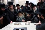כ"ק אדמו"ר מסאטמאר שליט"א בײ קביעת מזוזה ומסיבת לחיים אין ביהמ"ד זוועהיל אין מאנסי בנשיאות כ"ק אדמו"ר מזוועהיל מאנסי שליט"א.