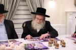 מעמד חתימת שטרות בבית הרבני הגניד רבי הערשל פישמאן הי"ו לרגל קניית זכות בית התבשיל בבנין החדש במחנה אהל ברוך "רבי יוסל'ס קאך" בראשות הגה"צ אב"ד ור"מ קראסנא שליט"א