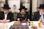 מעמד חתימת שטרות בבית הרבני הגניד רבי הערשל פישמאן הי"ו לרגל קניית זכות בית התבשיל בבנין החדש במחנה אהל ברוך "רבי יוסל'ס קאך" בראשות הגה"צ אב"ד ור"מ קראסנא שליט"א