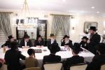 מעמד חתימת שטרות בבית הרבני הגניד רבי הערשל פישמאן הי"ו לרגל קניית זכות בית התבשיל בבנין החדש במחנה אהל ברוך "רבי יוסל'ס קאך" בראשות הגה"צ אב"ד ור"מ קראסנא שליט"א