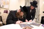 מעמד חתימת שטרות בבית הרבני הגניד רבי הערשל פישמאן הי"ו לרגל קניית זכות בית התבשיל בבנין החדש במחנה אהל ברוך "רבי יוסל'ס קאך" בראשות הגה"צ אב"ד ור"מ קראסנא שליט"א
