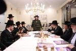 מעמד חתימת שטרות בבית הרבני הגניד רבי הערשל פישמאן הי"ו לרגל קניית זכות בית התבשיל בבנין החדש במחנה אהל ברוך "רבי יוסל'ס קאך" בראשות הגה"צ אב"ד ור"מ קראסנא שליט"א