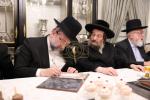 מעמד חתימת שטרות בבית הרבני הגניד רבי הערשל פישמאן הי"ו לרגל קניית זכות בית התבשיל בבנין החדש במחנה אהל ברוך "רבי יוסל'ס קאך" בראשות הגה"צ אב"ד ור"מ קראסנא שליט"א