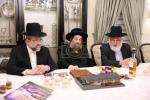 מעמד חתימת שטרות בבית הרבני הגניד רבי הערשל פישמאן הי"ו לרגל קניית זכות בית התבשיל בבנין החדש במחנה אהל ברוך "רבי יוסל'ס קאך" בראשות הגה"צ אב"ד ור"מ קראסנא שליט"א