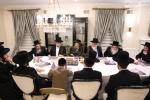 מעמד חתימת שטרות בבית הרבני הגניד רבי הערשל פישמאן הי"ו לרגל קניית זכות בית התבשיל בבנין החדש במחנה אהל ברוך "רבי יוסל'ס קאך" בראשות הגה"צ אב"ד ור"מ קראסנא שליט"א