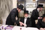 מעמד חתימת שטרות בבית הרבני הגניד רבי הערשל פישמאן הי"ו לרגל קניית זכות בית התבשיל בבנין החדש במחנה אהל ברוך "רבי יוסל'ס קאך" בראשות הגה"צ אב"ד ור"מ קראסנא שליט"א