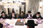 מעמד חתימת שטרות בבית הרבני הגניד רבי הערשל פישמאן הי"ו לרגל קניית זכות בית התבשיל בבנין החדש במחנה אהל ברוך "רבי יוסל'ס קאך" בראשות הגה"צ אב"ד ור"מ קראסנא שליט"א