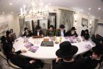 מעמד חתימת שטרות בבית הרבני הגניד רבי הערשל פישמאן הי"ו לרגל קניית זכות בית התבשיל בבנין החדש במחנה אהל ברוך "רבי יוסל'ס קאך" בראשות הגה"צ אב"ד ור"מ קראסנא שליט"א