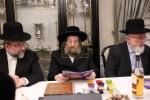 מעמד חתימת שטרות בבית הרבני הגניד רבי הערשל פישמאן הי"ו לרגל קניית זכות בית התבשיל בבנין החדש במחנה אהל ברוך "רבי יוסל'ס קאך" בראשות הגה"צ אב"ד ור"מ קראסנא שליט"א