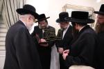 מעמד חתימת שטרות בבית הרבני הגניד רבי הערשל פישמאן הי"ו לרגל קניית זכות בית התבשיל בבנין החדש במחנה אהל ברוך "רבי יוסל'ס קאך" בראשות הגה"צ אב"ד ור"מ קראסנא שליט"א