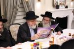 מעמד חתימת שטרות בבית הרבני הגניד רבי הערשל פישמאן הי"ו לרגל קניית זכות בית התבשיל בבנין החדש במחנה אהל ברוך "רבי יוסל'ס קאך" בראשות הגה"צ אב"ד ור"מ קראסנא שליט"א