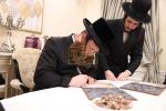 מעמד חתימת שטרות בבית הרבני הגניד רבי הערשל פישמאן הי"ו לרגל קניית זכות בית התבשיל בבנין החדש במחנה אהל ברוך "רבי יוסל'ס קאך" בראשות הגה"צ אב"ד ור"מ קראסנא שליט"א
