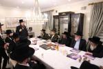 מעמד חתימת שטרות בבית הרבני הגניד רבי הערשל פישמאן הי"ו לרגל קניית זכות בית התבשיל בבנין החדש במחנה אהל ברוך "רבי יוסל'ס קאך" בראשות הגה"צ אב"ד ור"מ קראסנא שליט"א