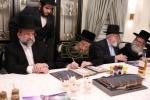 מעמד חתימת שטרות בבית הרבני הגניד רבי הערשל פישמאן הי"ו לרגל קניית זכות בית התבשיל בבנין החדש במחנה אהל ברוך "רבי יוסל'ס קאך" בראשות הגה"צ אב"ד ור"מ קראסנא שליט"א