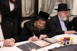 מעמד חתימת שטרות בבית הרבני הגניד רבי הערשל פישמאן הי"ו לרגל קניית זכות בית התבשיל בבנין החדש במחנה אהל ברוך "רבי יוסל'ס קאך" בראשות הגה"צ אב"ד ור"מ קראסנא שליט"א