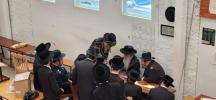 מעמד יציקת הבורות ומסיבת לחיים פארן מקוה טהרה החדש בילא פיגא דקהל יטב לב ד'סאטמאר שכונת סאוט אכט נדבת הנגיד ר' יקותיאל דוד אהרן ווייס מראשי קהילת סאטמאר